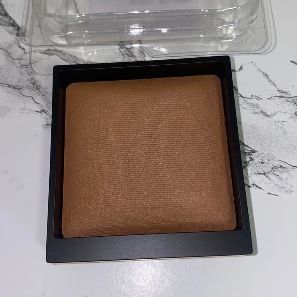 NWOB Laura Mercier candleglow powder: 6
Never used
No box
Sold in pan